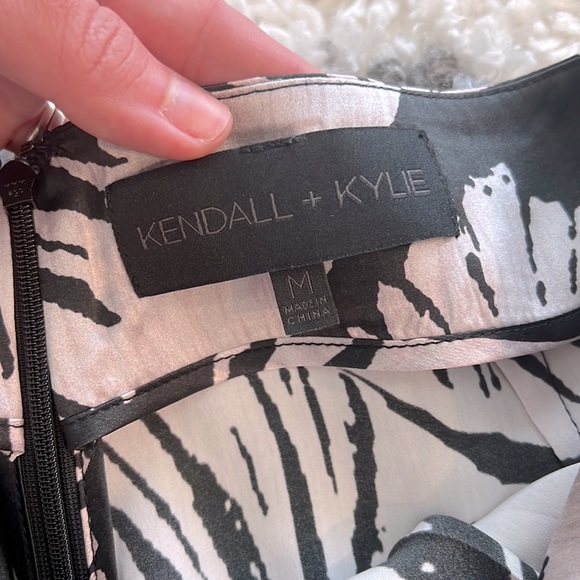 Kendall + Kylie Leaf Print Silk Shorts - Picture 4 of 4